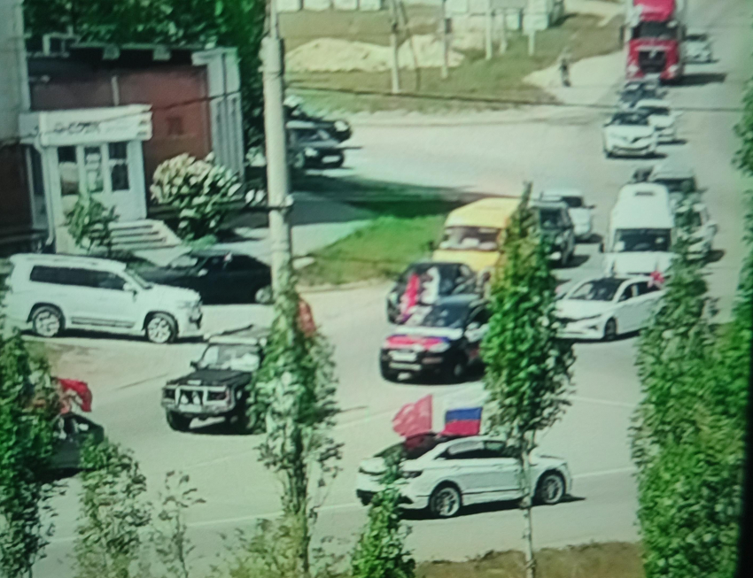 По центральным улицам Камышина проходит автопробег в Праздник Победы (ВИДЕО)