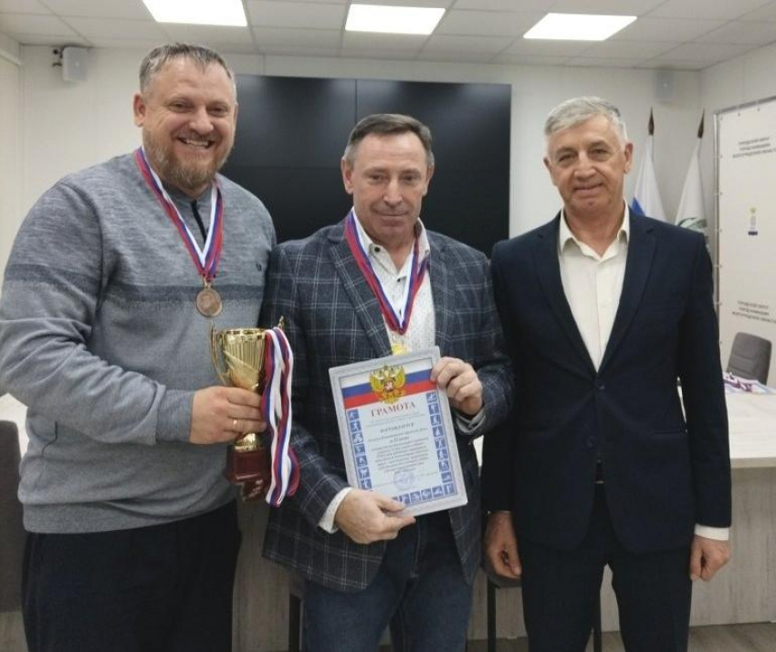 На сайте Камышинской городской думы публикаторы рассказали, какие депутаты самые спортивные, и как их наградили за первые места