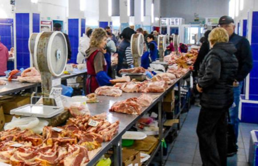 Волгоградская область числится в лидерах ЮФО по производству мяса, но цены на него на рынках держатся - ого-го