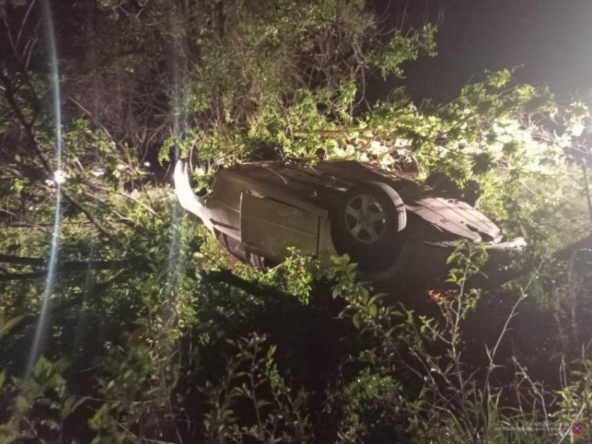 Водитель 38-ми лет на «Чери» на вечерней пустынной сельской улице врезался в дерево и скончался тут же