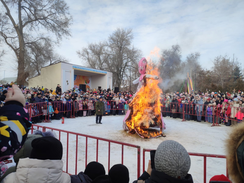 В центральном парке Камышина на Масленицу сожгли симпатичное чучело, отправляя «в утиль» все накопившееся за зиму плохое и светло встречая весну (ВИДЕО)