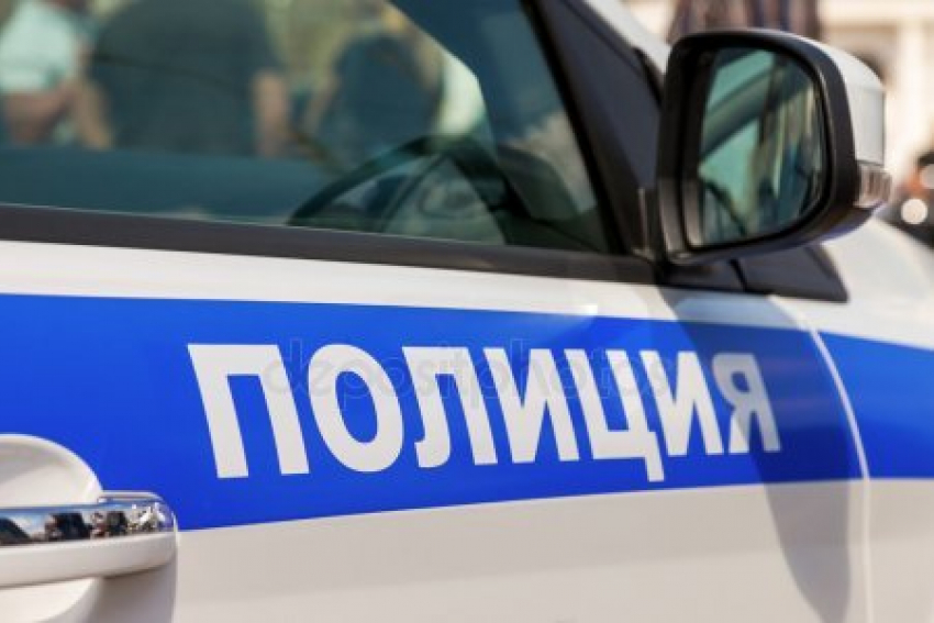 Полиция просит камышан помочь в расследовании ДТП со скрывшимся «гонщиком", вырвавшим с корнем турникет на площади Героя России Александра Колгатина
