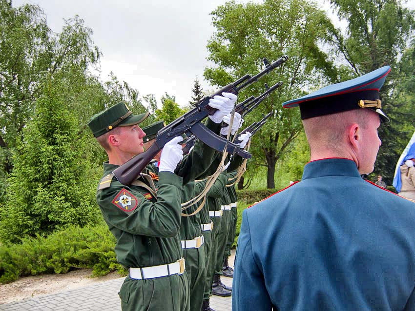 В Камышине оружейные залпы прозвучали у мемориала павшим героям, к которому принесли цветы камышане (ВИДЕО)