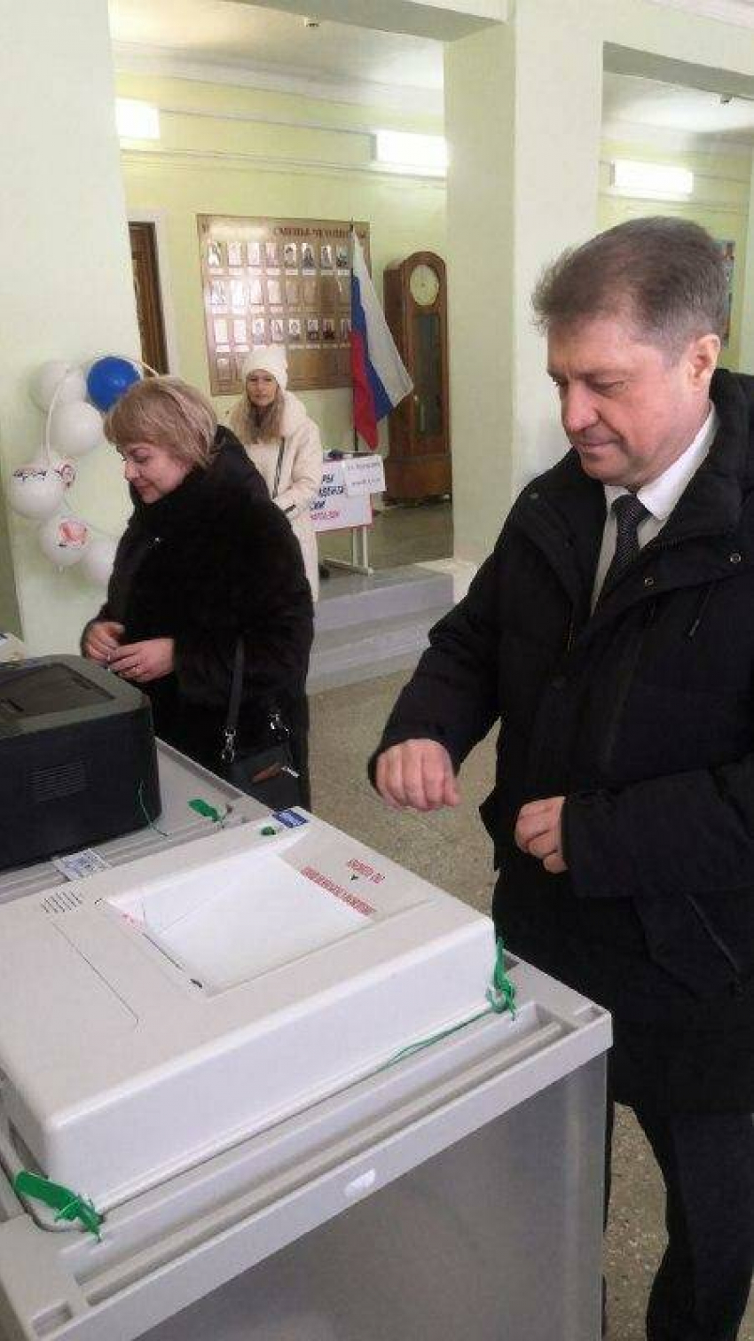 Телеграм-канал администрации Камышина показал с утра, как голосует на выборах президента Станислав Зинченко с женой