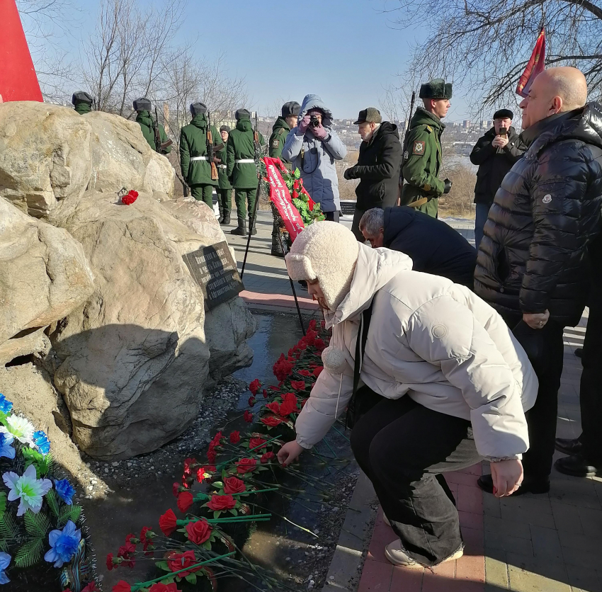 Завтра, 15 февраля, администрация Камышина зовет горожан на митинг и возложение цветов у мемориала защитникам Отечества на 3-м городке