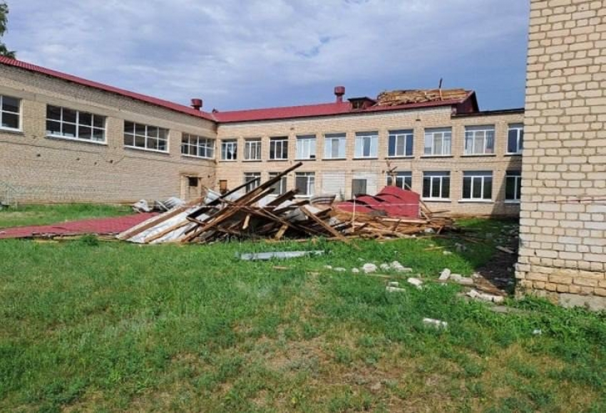 В грозу ураган сорвал крышу со школы в Камышинском районе