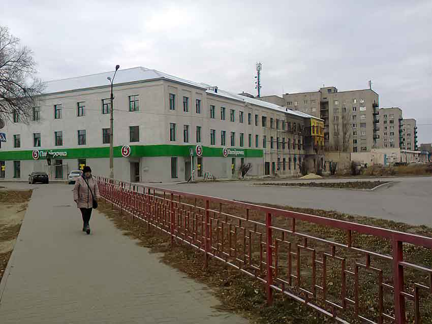 В Камышине заметно посвежел фасад бывшего санатория-профилактория ХБК на улице Ленина