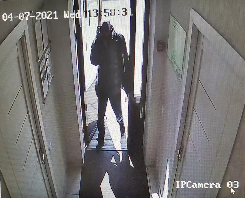 В Камышине полиция ищет грабителя, обокравшего пенсионерку в салоне сотовой связи недалеко от ресторана «Русский» 