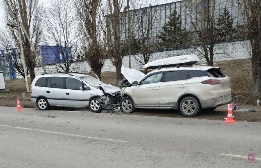 Двух водителей забрали в больницу после столкновения на выезде из Камышина