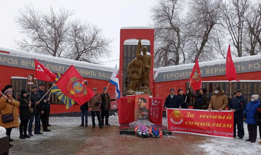 В Камышине активисты движения «За новый социализм» 2 февраля поклонились памяти защитников Родины, Сталинграда