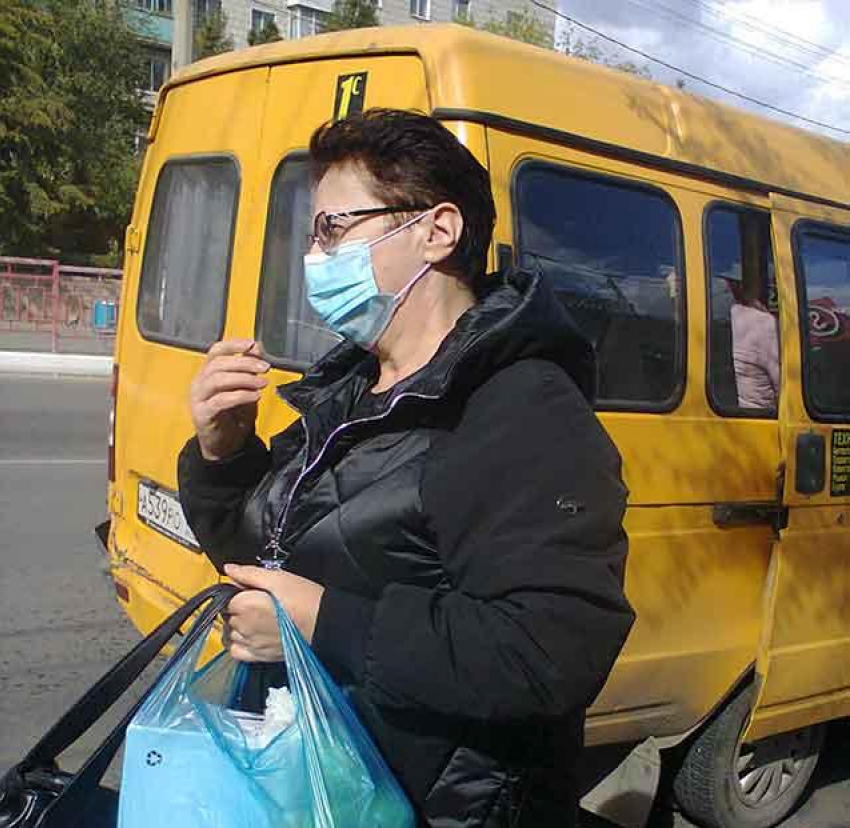 Жители Волгоградской области считают общественный транспорт и поликлиники главными источниками распространения коронавируса