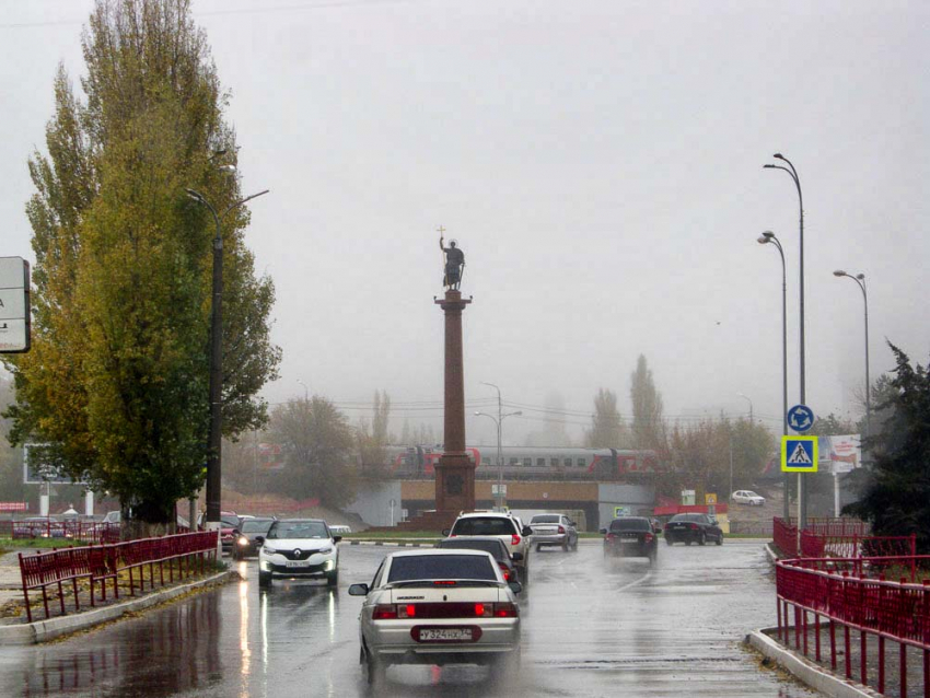 Камышин окутал плотный туман, так что из одной части города другую не видно