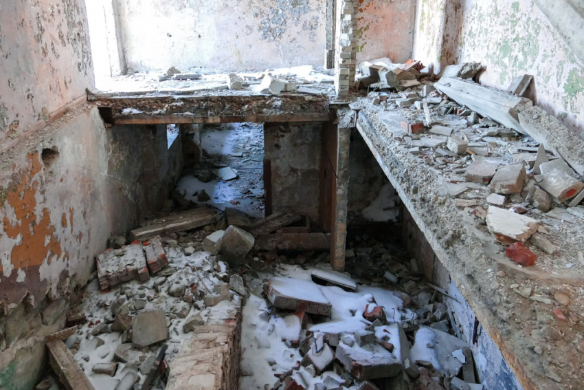 Развалины бывшего Дома офицеров на набережной Камышина, наконец, снесут