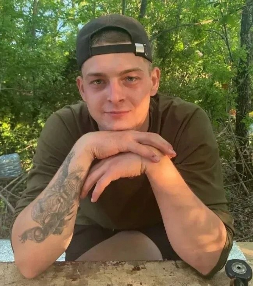 В Камышинском районе похоронили командира гаубичного самоходно-артиллерийского взвода, шеф-повара Евгения Аристова