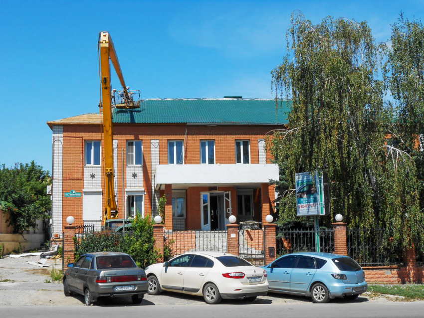 В Камышине на здании печально известного бывшего офиса КПК «Честь» новый собственник  решил покрасить крышу