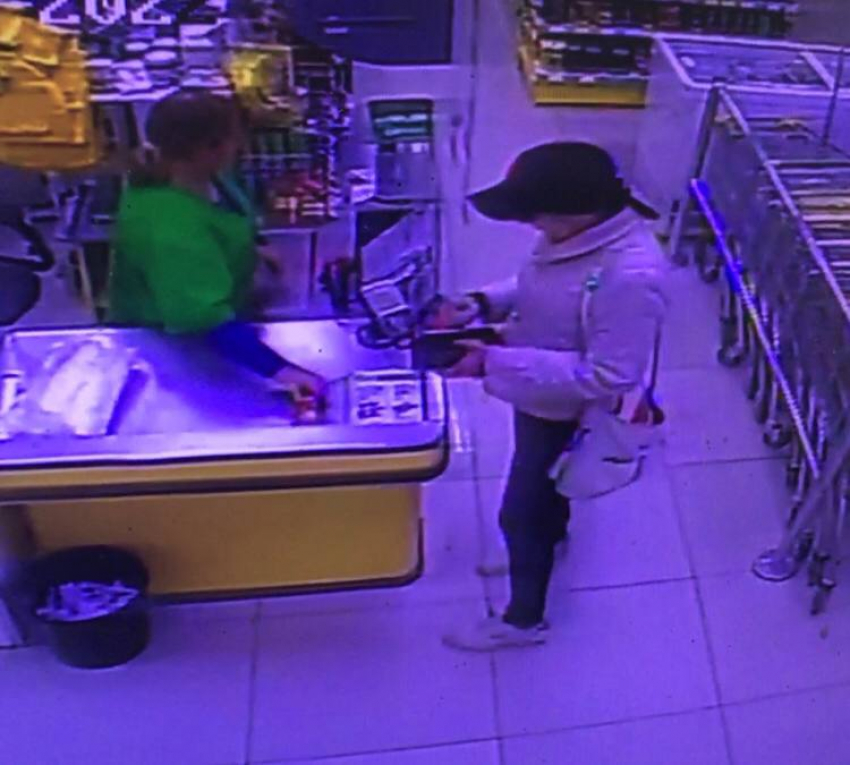 В Камышине полиция разыскивает похитительницу банковской карты
