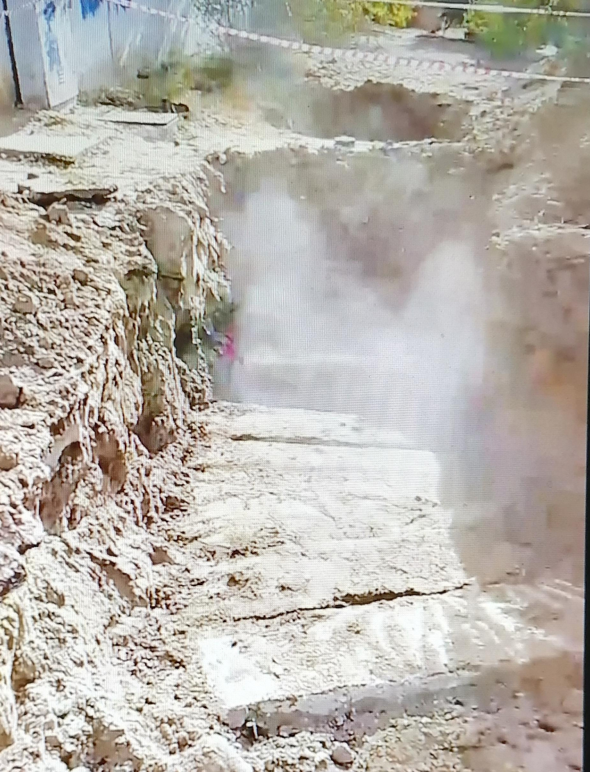 В Камышине в соцсетях жители показали коммунальный «сюрприз» с выбросом пара из вскрытой теплотрассы (ВИДЕО)