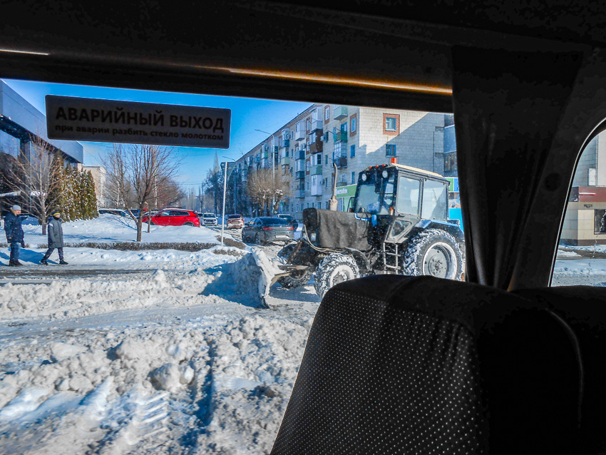 "﻿Мало того, что на дороге колея и «каша", так тут еще эти «шумахеры» «недоделанные"! - камышанка