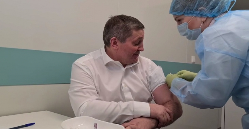 Андрей Бочаров не пропустил прививку от гриппа и сделал ее опять на камеры (ВИДЕО)