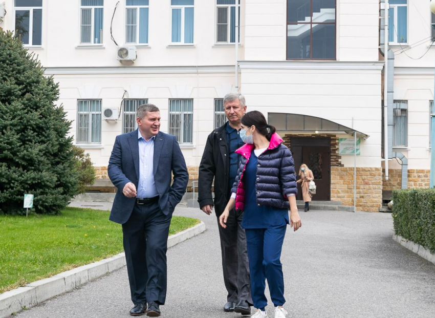 Губернатор публично сделал прививку от гриппа и распорядился срочно вакцинировать население Волгоградской области от этой осенней заразы