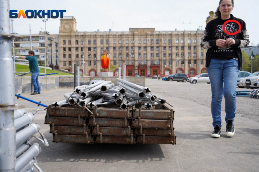 В Волгограде заметили эмблему «СС» на одежде монтажников сцены парада Победы, - «Блокнот Волгограда"