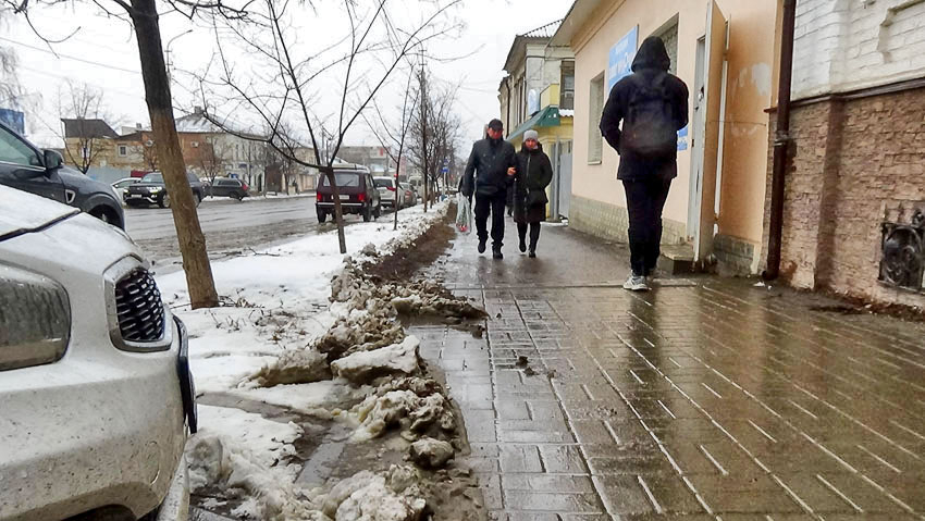 В Камышине почистили тротуары, пока пешеходам не скользко, но...