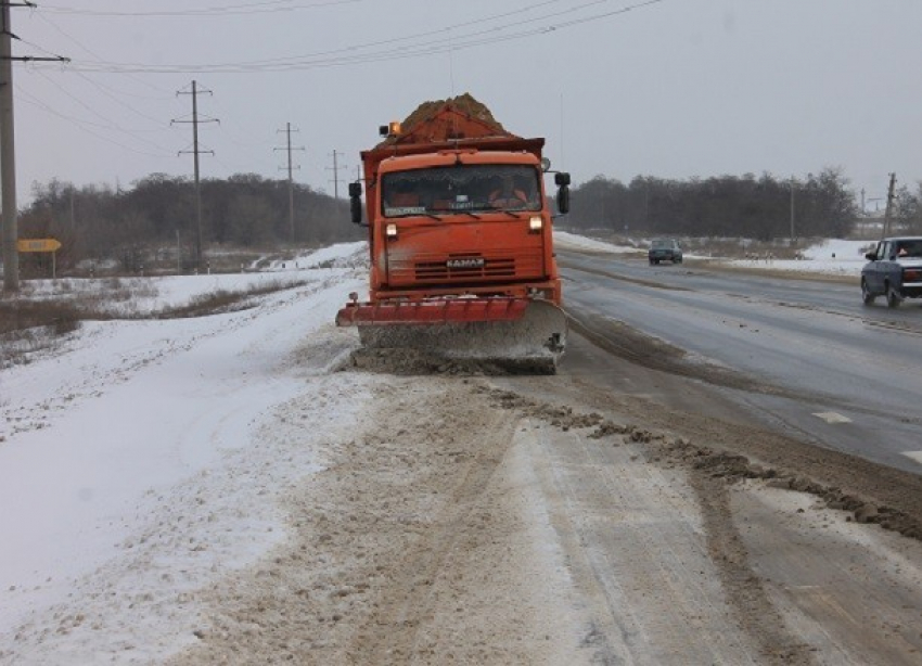 20 спецмашин устраняли последствия ночного снегопада на трассе Волгоград - Саратов - Сызрань