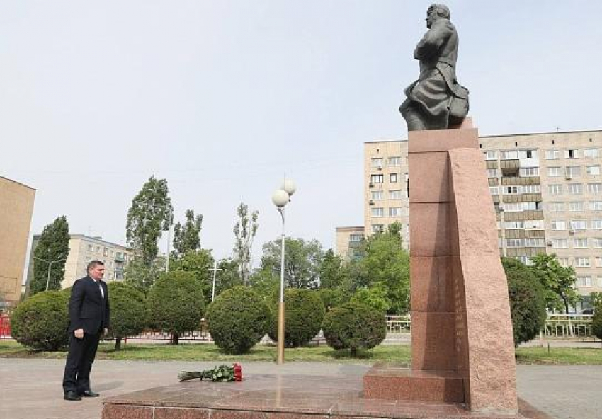 В Камышин, не афишируя визита, приехал губернатор Андрей Бочаров и возложил цветы к памятнику Алексею Маресьеву в день рождения летчика-Героя