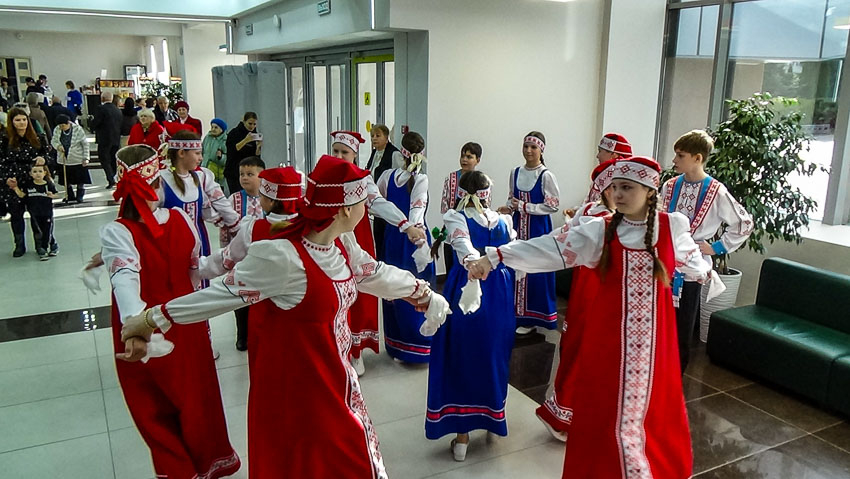 В Камышине в ДК «Текстильщик» прошел День народного единства в «мультиформате": здесь пели,  дегустировали, наряжались и плели сети для СВО