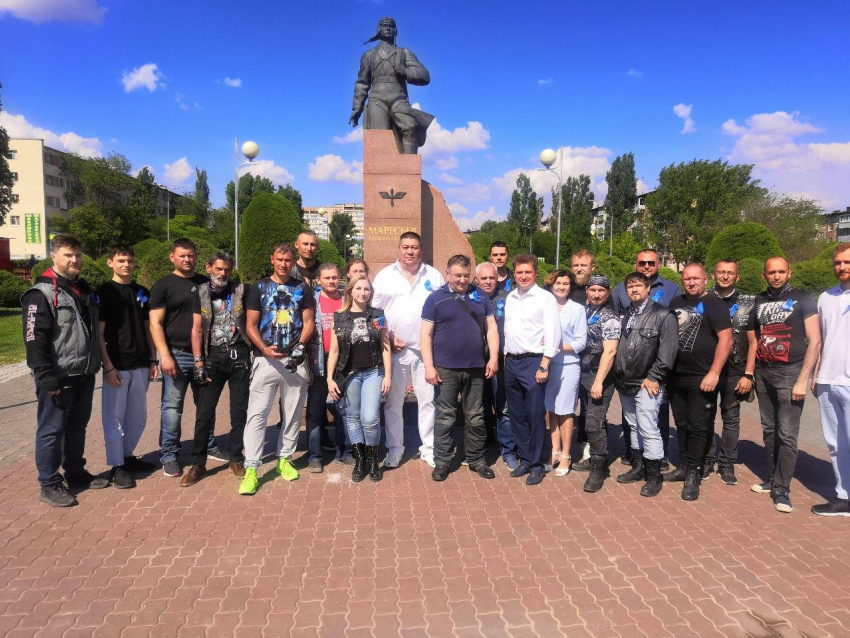 В Камышине у памятника Маресьеву сделал остановку мотопробег, посвященный Дню России