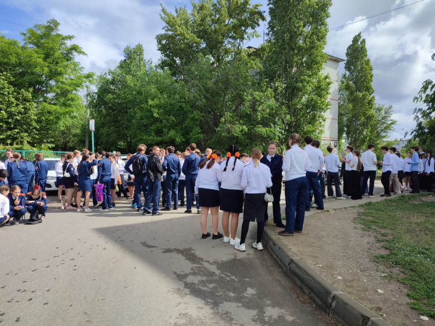 Девятиклассники в белых блузках и рубашках  «в очередь» выстроились на сдачу ОГЭ по математике в Камышине сегодня, 2 июня
