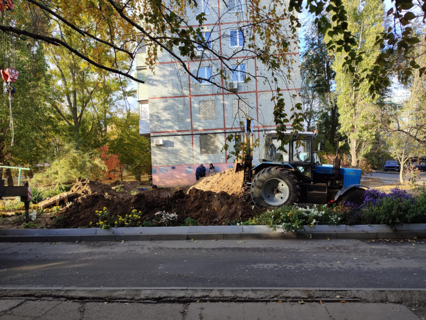 В Камышине коммунальщикам приходится устранять локальные аварии на северо-западе города, возникшие на старте отопительного сезона