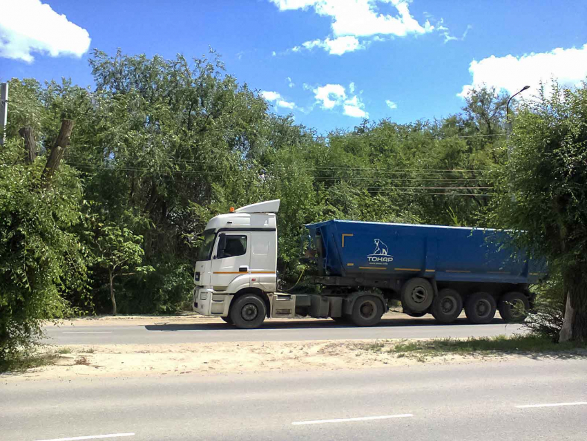 В Камышине на Текстильной автомобилям и так не протолкнуться, так еще фуры лезут! - камышанин 