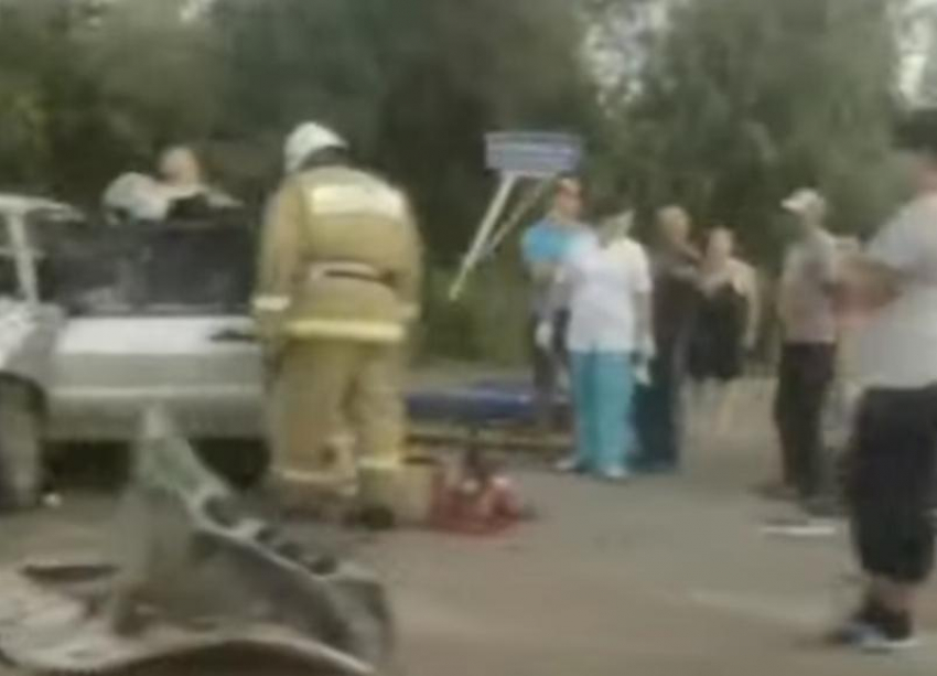 Стали известны некоторые подробности аварии на трассе у границы Новоаннинского района: разбились водители