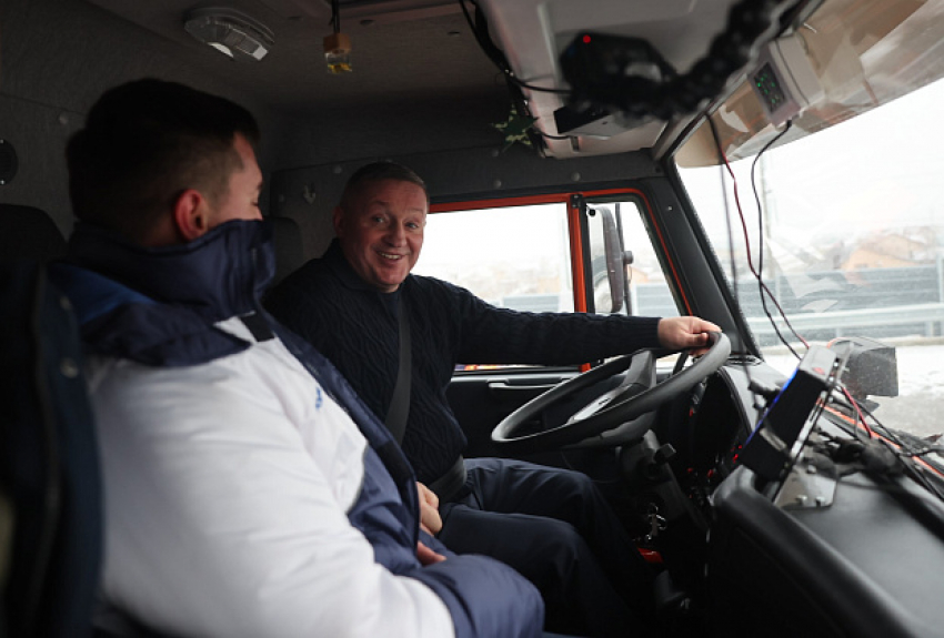 Андрей Бочаров сел за руль КАМАЗа, проехал по участку обхода Волгограда и рассказал про мост-мечту через Волгу у трассы Камышин - Волгоград