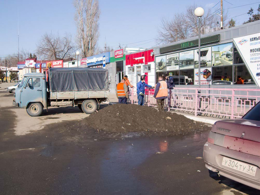 В Камышине на Комсомольской площади решили подремонтировать ограждение, будут ли вывозить с нее грязные кучи снега - неизвестно 