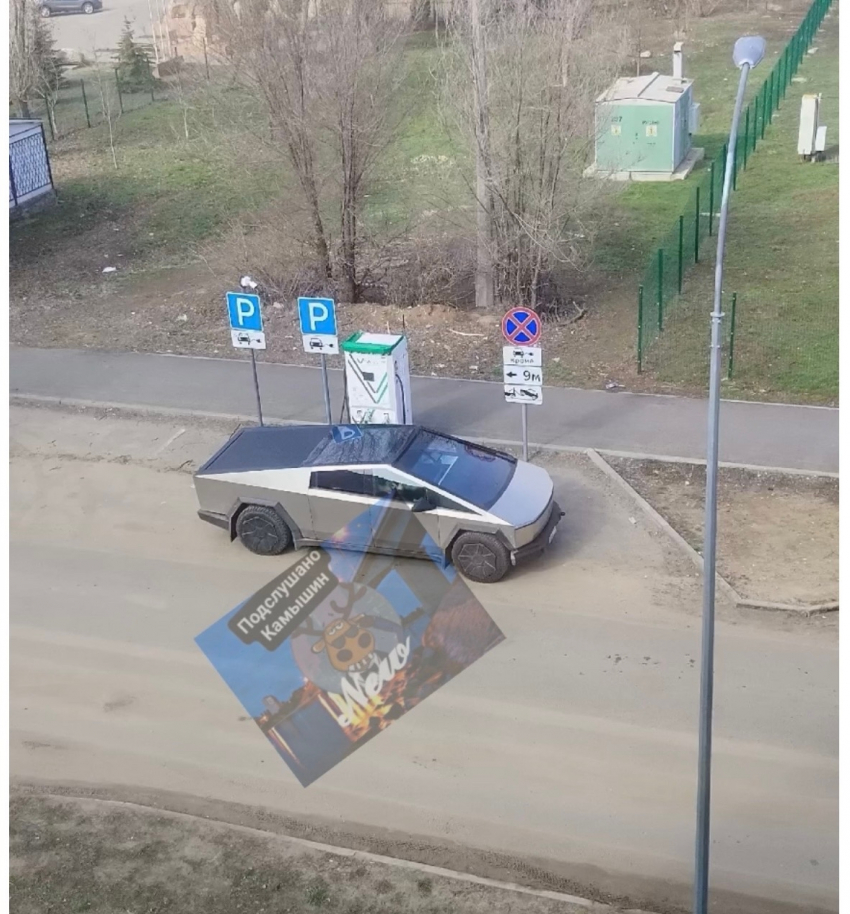 Камышане в соцсетях показали «залетевшую» в наш город «машину Илона Маска"