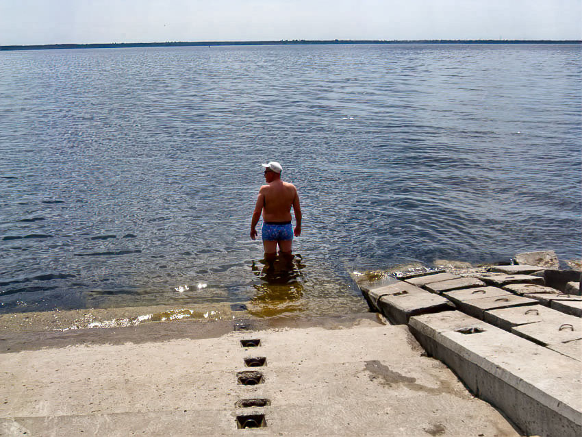 Камышане смело открывают купальный сезон: насколько холодная вода в Волге?