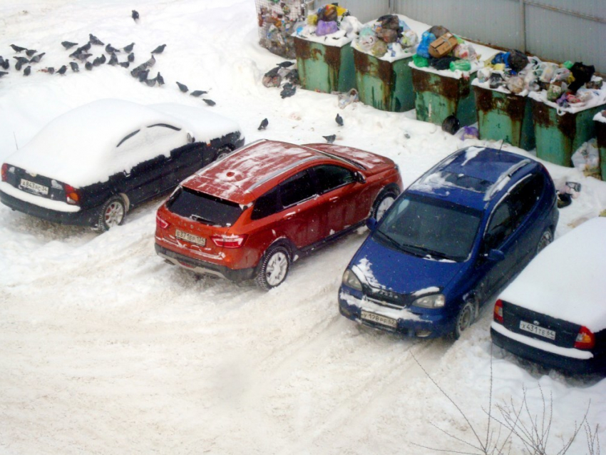Снег и «волюнтаризм» камышинских водителей «заперли» от жителей домов мусорную стоянку