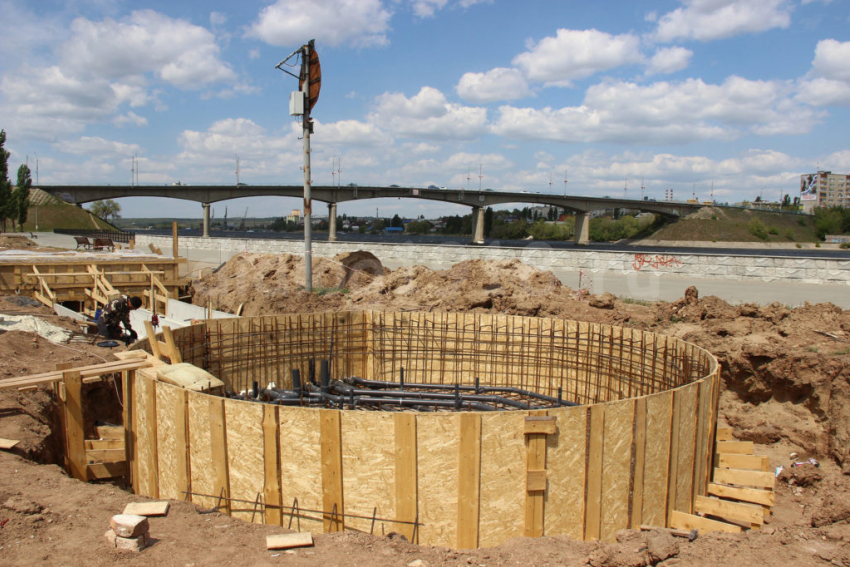 Администрация Камышина показала, как ее подрядчик начал строить «сухой» фонтан у парка «Топольки» в бухте