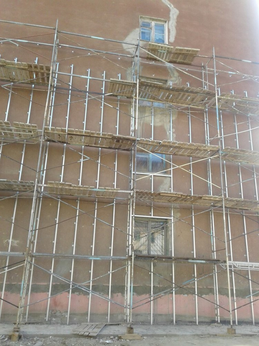 Ремонт дома в Московском переулке Камышина грозит жильцам встречей зимы со щелями в стенах