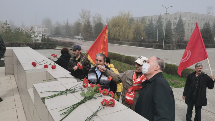 В Камышине представители движения «За новый социализм!» и коммунисты возложили цветы к памятнику Владимиру Ленину