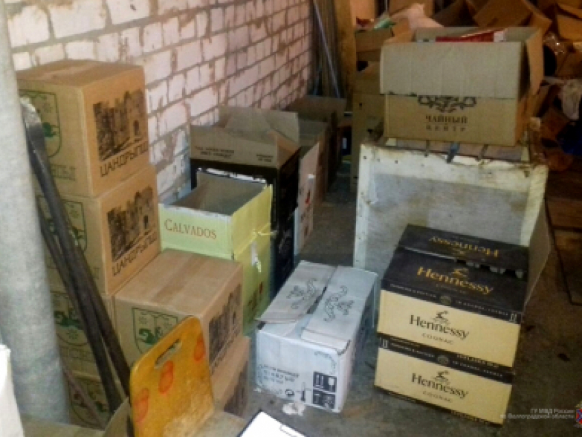 В гараже у камышанина оперативники обнаружили полтысячи бутылок фальсификата