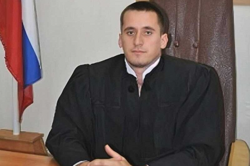 В Камышине в день похорон убитого судьи Василия Ветлугина 18 августа местные паблики выложили свадебное фото покойного