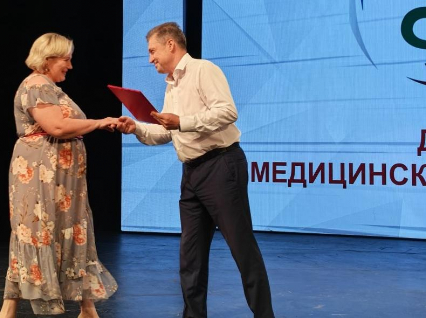 Глава Камышина Станислав Зинченко к Дню медика вылечил руку, которая была в гипсе