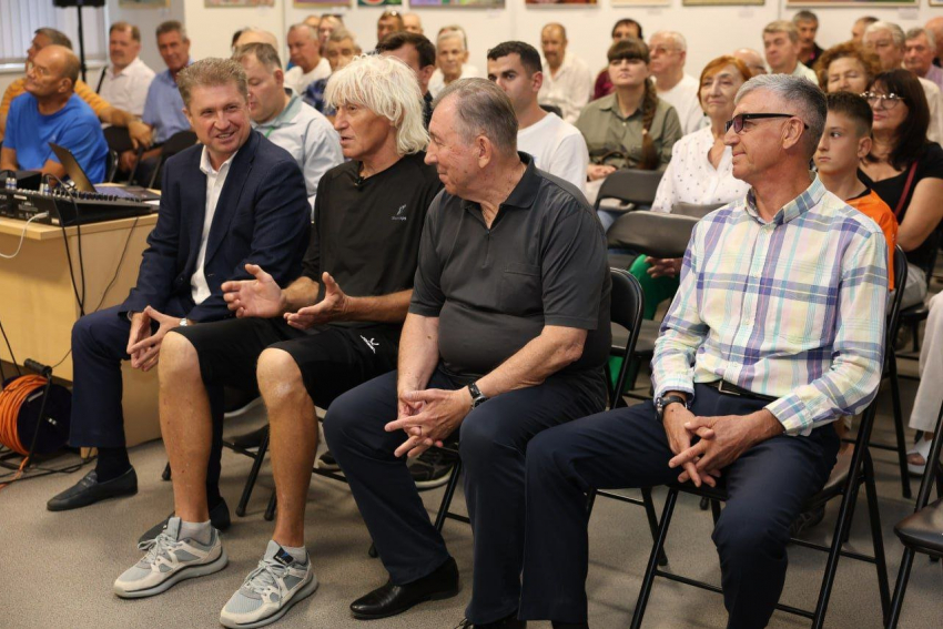 Заслуженному тренеру России по футболу Сергею Павлову 21 августа вручили Почетный знак «За заслуги перед городом Камышином»