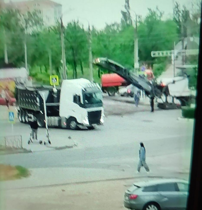 В Камышине в 4-м микрорайоне, где жители за свой счет начали закидывать асфальтовой крошкой самые огромные ямы на проезжей части, неожиданно появилась дорожная теника