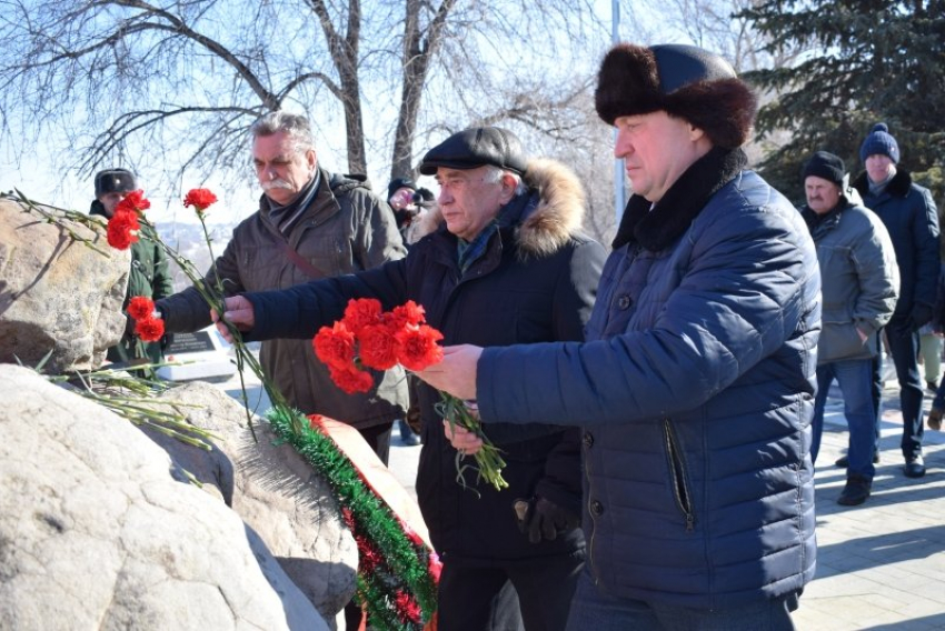 В Камышине глава города Станислав Зинченко возложил цветы к мемориалу «афганцам"