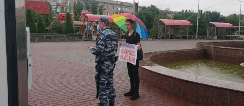 В Камышине у ДК «Текстильщик» появился молодой человек, решивший одиночным пикетом поддержать массовые выступления в Хабаровске