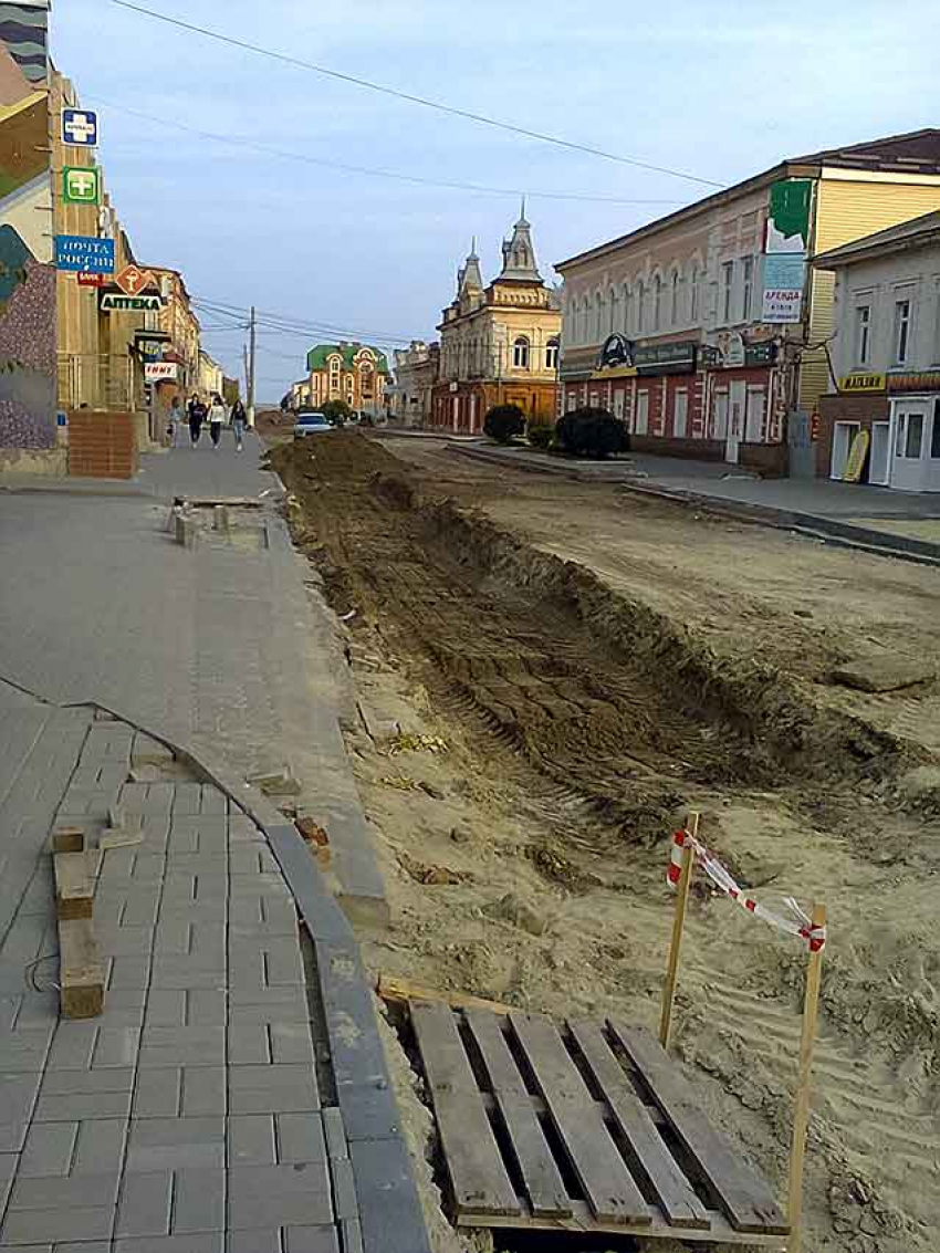 Первый заместитель главы Камышина Дмитрий Резвов выступил экскурсоводом для приближенных журналистов по реконструируемой улице Октябрьской